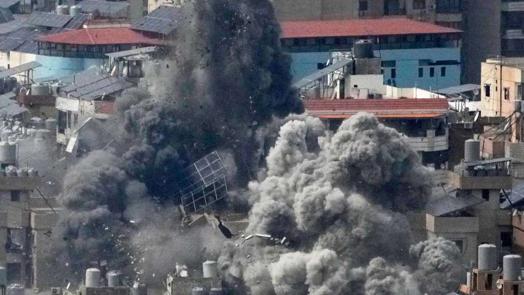 dpatopbilder - Rauch steigt auf nach einem israelischen Luftangriff in den Vororten Beiruts. Foto: Hussein Malla/AP/dpa