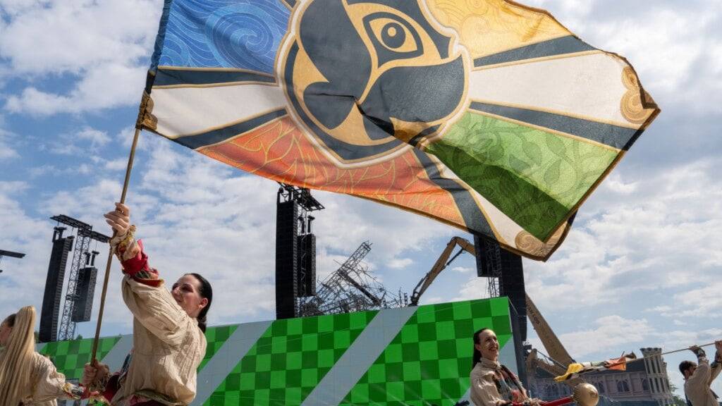 Besucher des ersten Tages des Tomorrowland-Festivals für elektronische Musik. Nach dem Brand der Hauptbühne war es zunächst unklar, ob die Veranstaltung stattfinden kann. Foto: Marius Burgelman/Belga/dpa