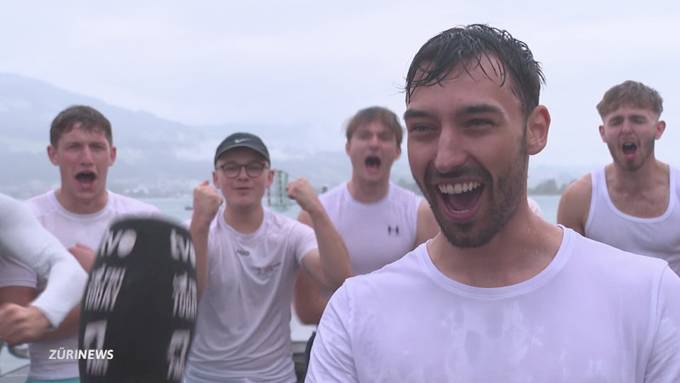 Ruderer und Ruderinnen trotzen Regen beim Drachenbootrennen in Rapperswil