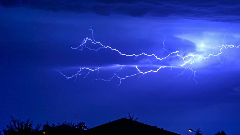 Ein Blitz 2021 über Bayern in Deutschland. (Archivbild)