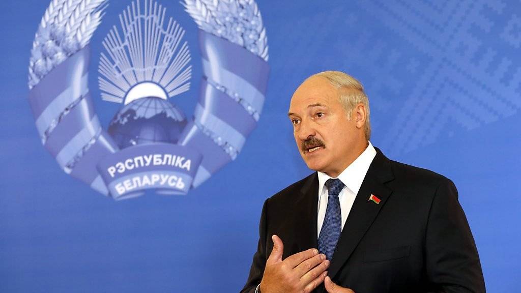 Teilweise einsichtig: Nach Protesten revidiert Präsident Lukaschenko die Steuer für Arbeitslose in Weissrussland. Abschaffen will er die Steuer aber nicht. (Archiv)