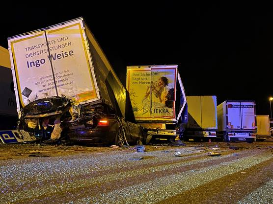 Kölliken / A1 AG, ​​November 17: A young man crashed his car violently into parked trucks at an A1 rest stop.  He was killed in the process.