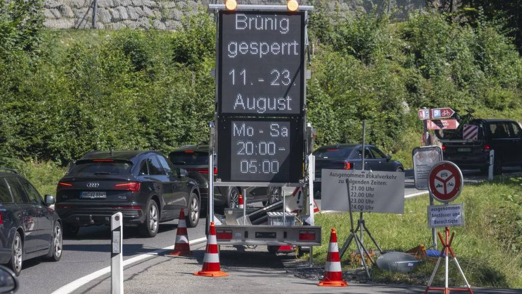 Schon beim Aufbau der Schutzwand im August war der Brünig gesperrt. (Archivaufname)