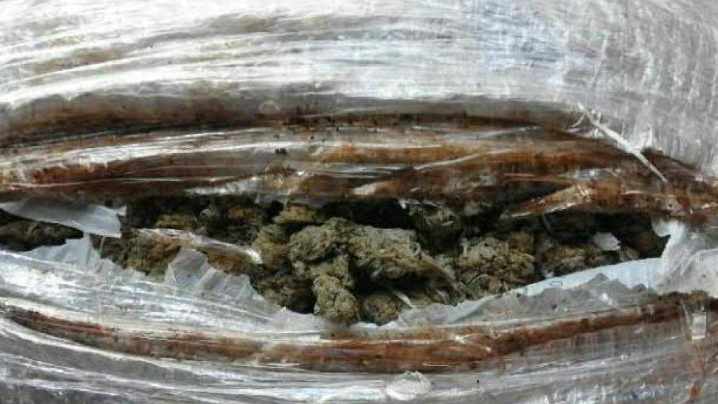 Grenzwächter haben bei einem Zugreisenden auf der Fahrt von Mailand nach Bern in einem Koffer 2,5 Kilogramm Marihuana entdeckt. (Symbolbild)