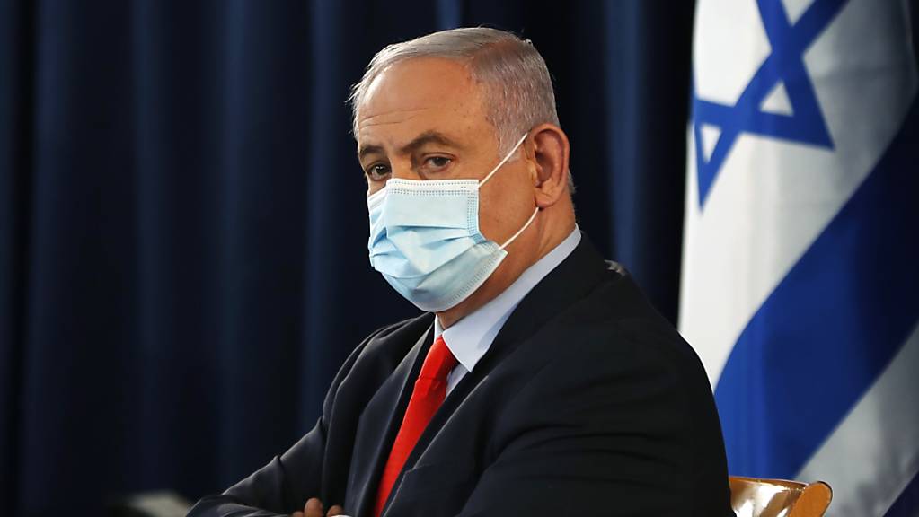 Der israelische Premier Benjamin Netanjahu trägt während der wöchentlichen Kabinettssitzung eine Maske. Angesichts eines Neuanstiegs von Corona-Infektionen in Israel hat Netanjahu die Bürger zu mehr Disziplin gemahnt. (Zu dpa «Neuanstieg von Corona-Infektionen: Netanjahu mahnt Israelis») Foto: Ronen Zvulun/Pool Reuters/AP/dpa