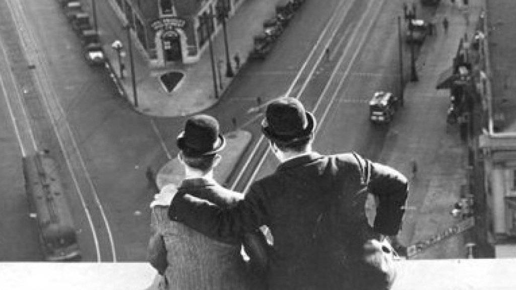Szene aus Leo McCareys Kurzfilm «Liberty» aus dem Jahr 1929 mit Stan Laurel und Oliver Hardy. Das Filmfestival Locarno widmet McCarey, einem Pionier der Filmkomödie, seine grosse Retrospektive. (zVg)