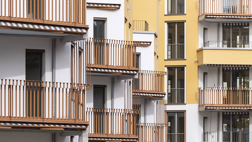 Egal ob man eine Wohnung mieten oder doch ein Eigenheim erwerben möchte - für beides muss man in der Schweiz tiefer in die Tasche greifen. Die Angebotspreise sind seit Jahresbeginn in den meisten Regionen gestiegen. (Archivbild)