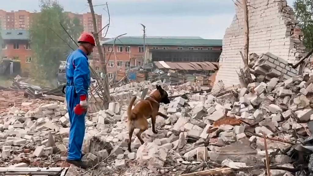 HANDOUT - Die Explosion zerstörte das Gebäude massiv. Foto: Uncredited/Russian Emergency Ministry Press Service/AP/dpa - ACHTUNG: Nur zur redaktionellen Verwendung und nur mit vollständiger Nennung des vorstehenden Credits