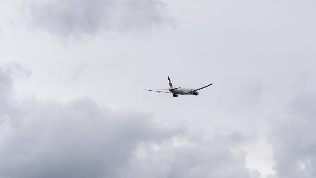 Ein Flugzeug der Fluggesellschaft Swiss hebt vom Flughafen Zürich ab. (Archivbild)
