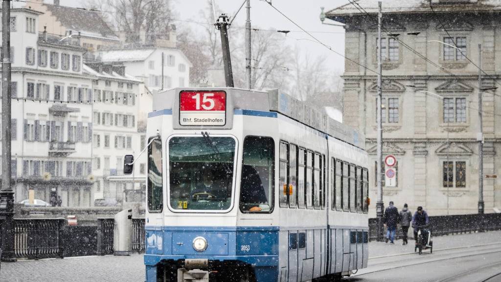 Die Fahrgäste zeigen sich in einer Umfrage  zufrieden mit dem ZVV-Angebot. (Archivbild)