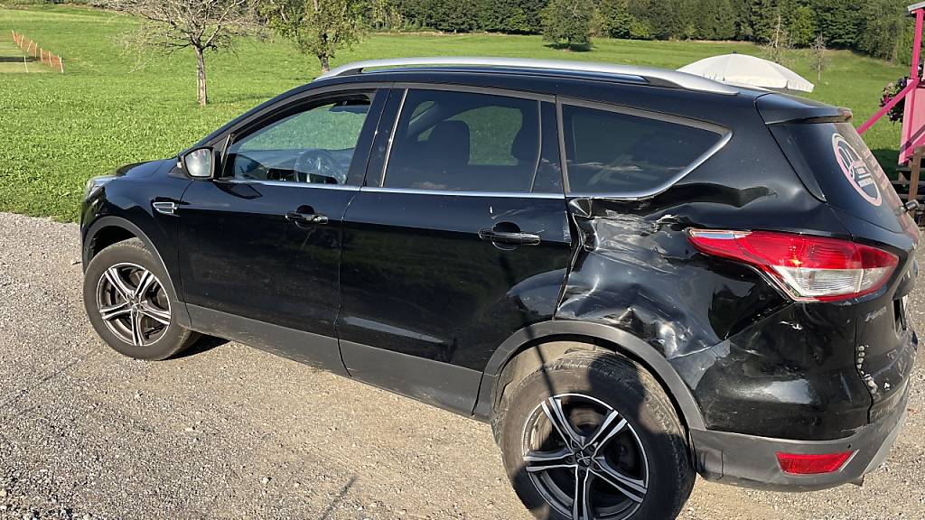 Die Autofahrerin wollte nach links abbiegen, als sich von hinten ein Motorrad näherte.