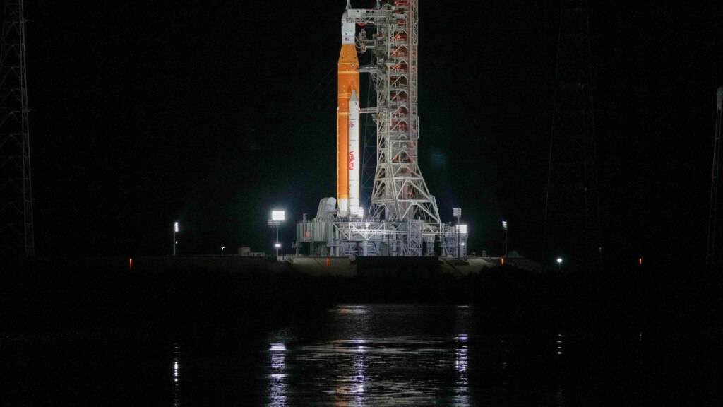 Um technische Probleme zu beheben, soll das Raketensystem «Artemis 2» diese Woche von der Startrampe zurück in den Hangar gerollt werden. (Archivbild)