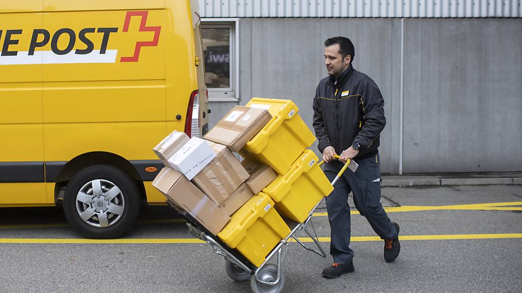 Paketzusteller der Schweizerischen Post in Zürich: Die steigenden Paketmengen alleine vermögen die Ergebnisrückgänge aus der sinkenden Briefmenge nicht zu kompensieren. (Archivbild)