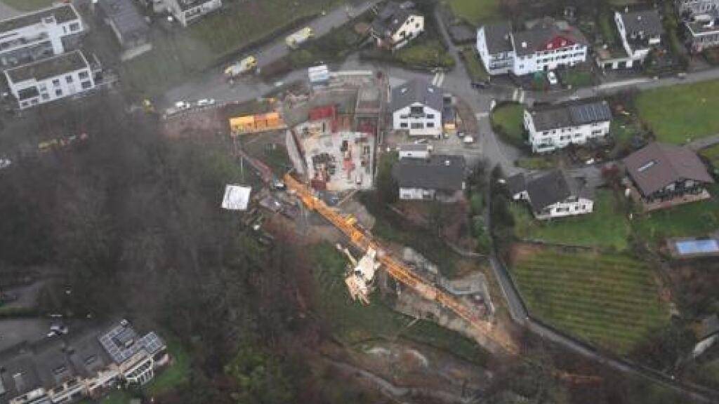 In Uerikon ZH entstand hoher Sachschaden, als am Montag ein Baustellenkran umfiel. Die Ursache ist noch unklar.