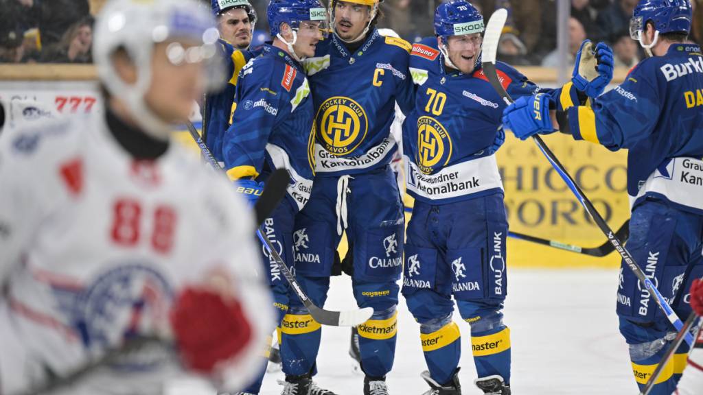 Ein Bild mit Symbolkraft: Der HC Davos um Enzo Corvi und den Topskorer Matej Stransky jubeln über einen klaren Sieg im Spitzenkampf, die Rapperswil-Jona Lakers verlieren zum sechsten Mal in Folge
