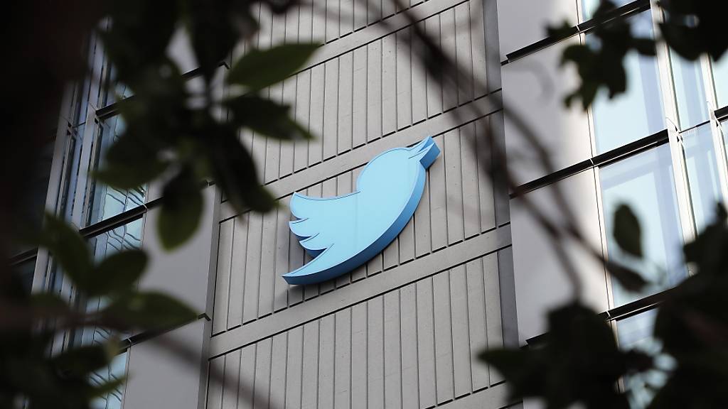 Nach mehreren fehlgeschlagene Versuchen nimmt Twitter einen neuen Anlauf zur Einführung eines kostenpflichtigen Abonnements für Nutzer. Das Angebot Twitter Blue werde am Montag starten, wie Twitter am Samstag mitteilte. (Archivbild)