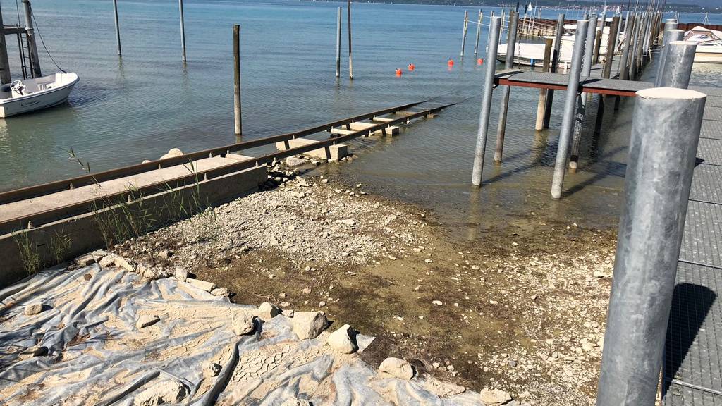 Der Wasserstand bei der Nasbo-Werft in Altnau ist extrem tief. Grosse Boote können kaum mehr selbstt zu den Rampen fahren. / zVg