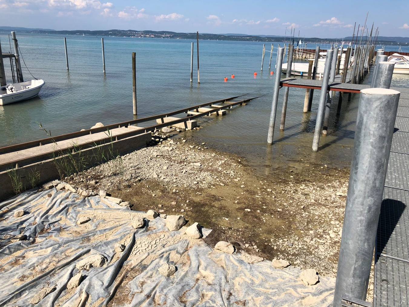 Der Wasserstand bei der Nasbo-Werft in Altnau ist extrem tief. Grosse Boote können kaum mehr selbstt zu den Rampen fahren. / zVg