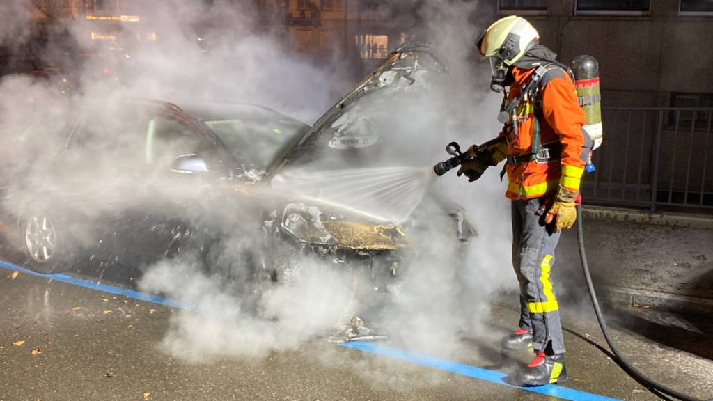 Die Einsatzkräfte konnten das brennende Auto an der Tellstasse in St. Gallen rasch löschen.
