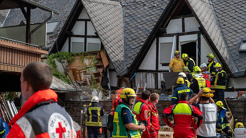 Aufgrund der instabilen Lage des Hotels gestaltet sich die Arbeit der Einsatzkräfte sehr schwierig. Foto: Harald Tittel/dpa