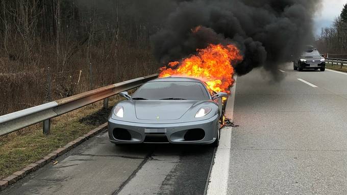 Ferrari brennt auf A13 komplett aus