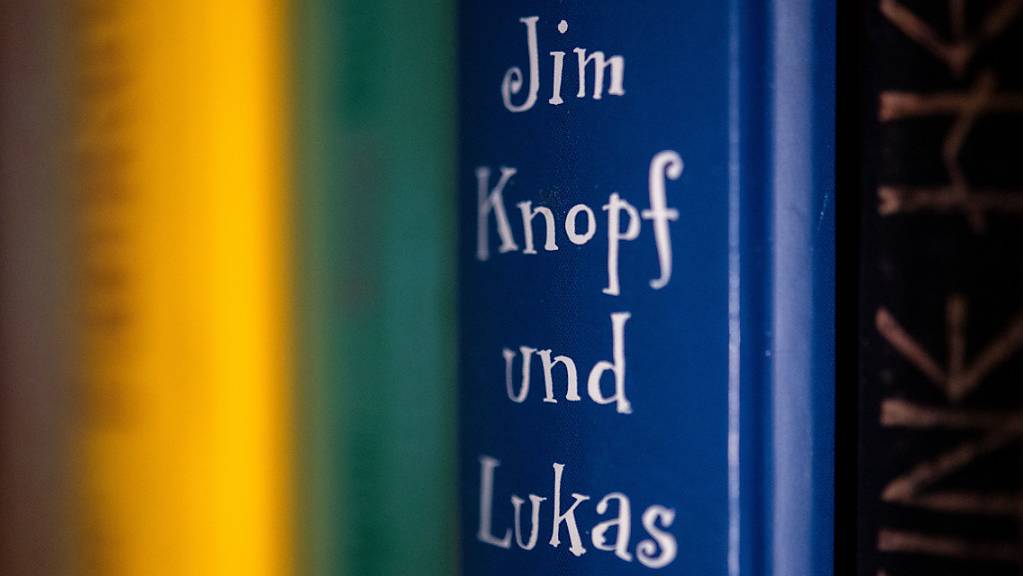 Das Kinderbuch «Jim Knopf und Lukas der Lokomotivführer» des Autors Michael Ende steht in einem Bücherregal.