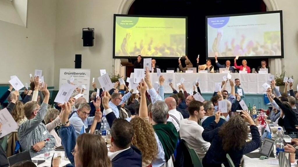 Die Grünliberalen sehen sich laut ihrem Parteipräsidenten Jürg Grossen in einem Gegensatz zu den «Rückwärtsgewandten und Ewiggestrigen». (Bild von der Delegiertenversammlung in Delsberg)