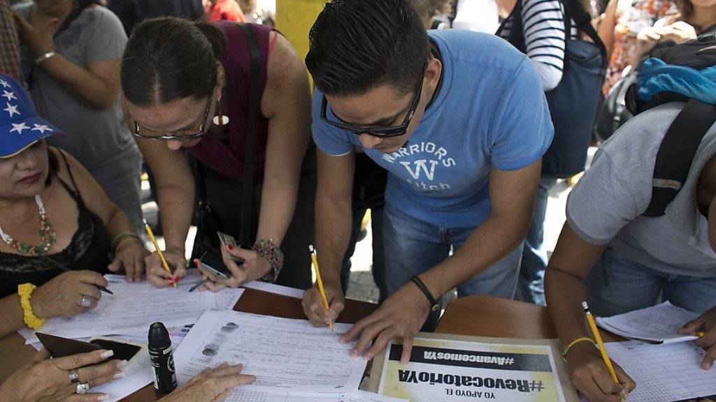 Grossandrang bei den Unterschriftenbögen: Innerhalb zweier Tage haben in Venezuela 1,5 Millionen Menschen eine Petition zur Absetzung des Präsidenten unterzeichnet.