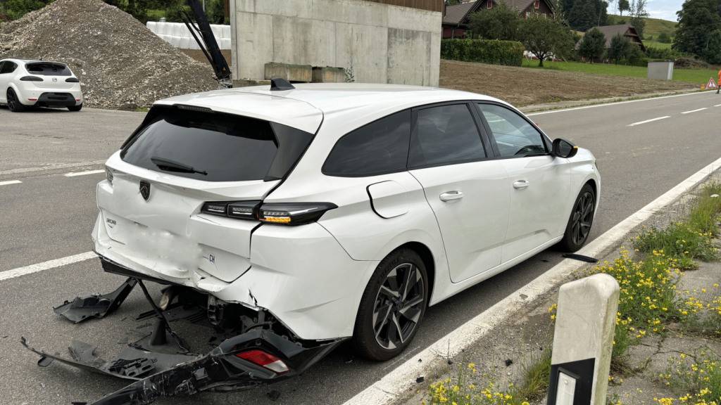 Autolenkerin verletzt sich bei Auffahrunfall in Neuenkirch LU