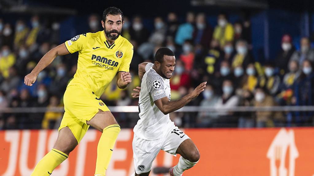 Ein Bild mit Symbolcharakter: YB-Stürmer Meschack Elia sprintet seinem Gegenspieler vom FC Villarreal davon.
