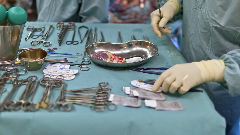 An der Operation in Lyon waren rund 20 Chirurgen, Anästhesisten und Schwestern beteiligt. (Symbolbild)