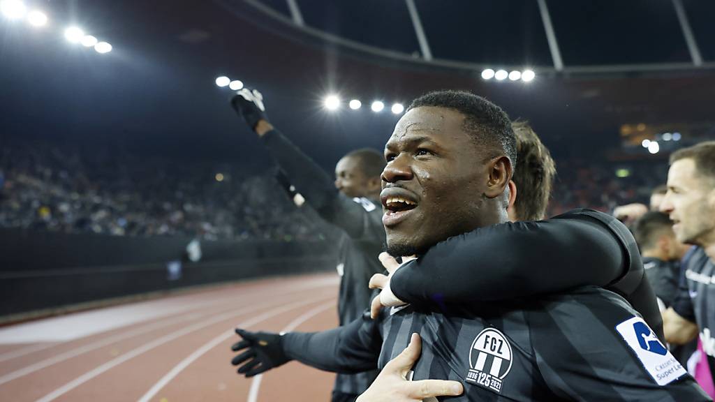 Aiyegun Tosin erzielte das 2:1 und freute sich nach Spielschluss über den achten Sieg in Folge des FC Zürich