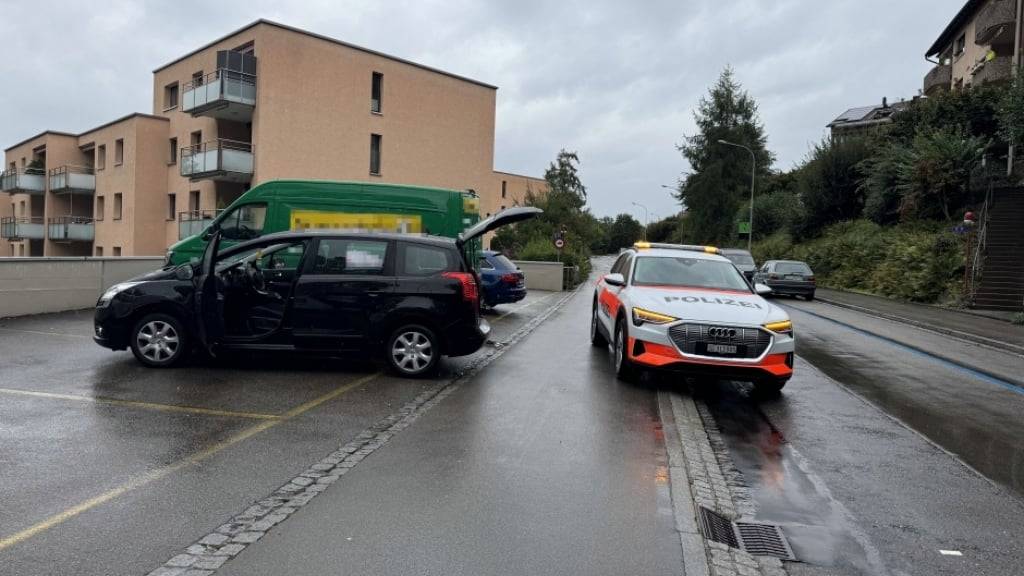 Eine Autofahrerin wollte auf den Parkplatz an der Sturzeneggstrasse abbiegen, als sie das Mädchen auf dem Kickboard übersah.