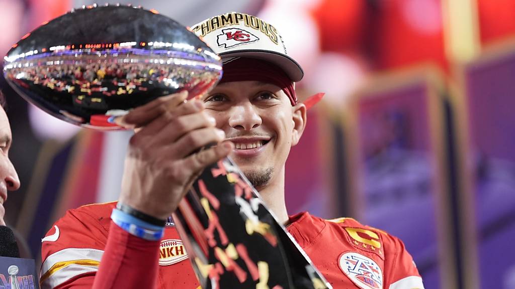 Patrick Mahomes, Quarterback der Kansas City Chiefs, mit der Vince-Lombardi-Trophy