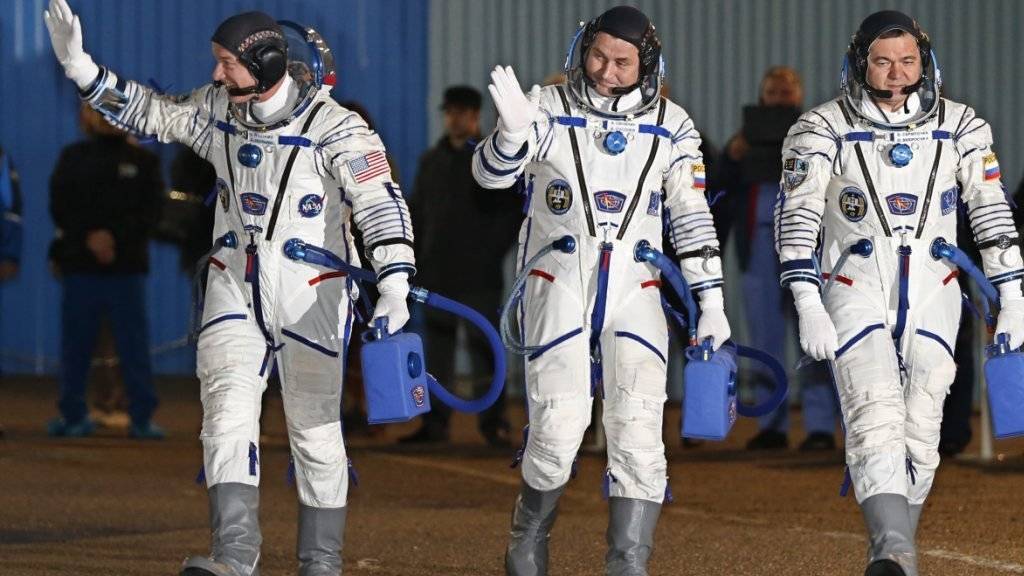 Die drei neuen Bewohner der Raumstation ISS vor ihrem Abflug vom Weltraumbahnhof Baikonur.
