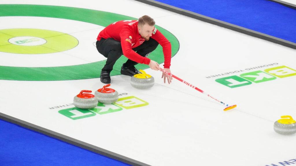 Yannick Schwaller feiert am Dienstag mit seinem Team einen lockeren Sieg