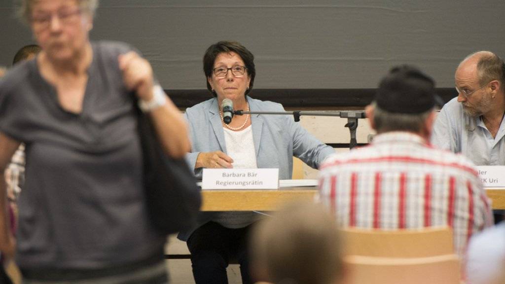 Die Urner Sozialdirektorin Barbara Bär versucht vergeblich das Projekt für ein Asylzentrum vorzustellen. Zahlreiche Bürger von Seelisberg verlassen die Turnhalle.