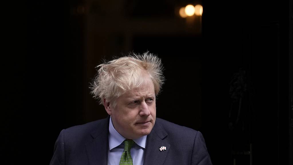 Boris Johnson, Premierminister von Großbritannien, steht nach herben Verlusten seiner Partei bei den regionalen Wahlen in England, Schottland und Wales einigen Problemen gegenüber. Johnsons Partei verlor insgesamt fast 500 Sitze bei den Kommunalwahlen. Foto: Matt Dunham/AP/dpa