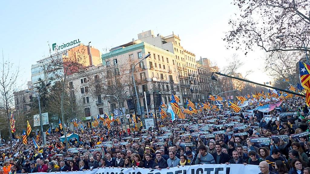 «Selbstbestimmung ist kein Verbrechen», steht auf dem Transparent. Mindestens 200'000 Menschen protestierten in Barcelona gegen den Prozess gegen zwölf katalanische Unabhängigkeitsführer.