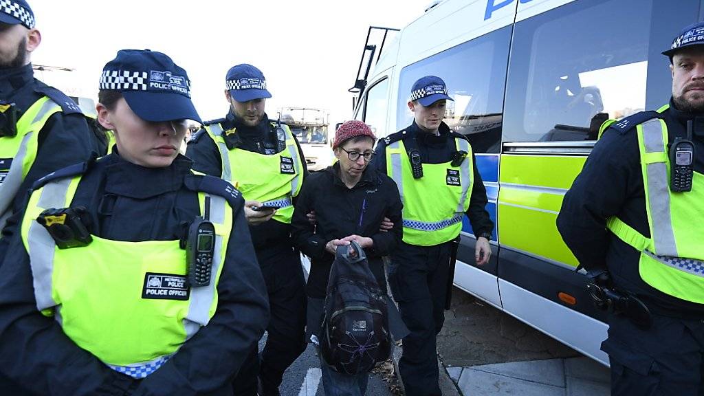 Britische Polizisten verhaften in London im November 2018 eine Umweltaktivistin. (Archivbild)