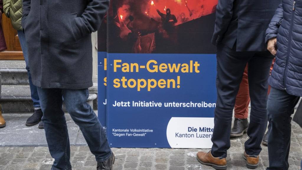 Die Kommisson Justiz und Sicherheit des Luzerner Kantonsrats unterstützt die Haltung des Regierungsrats zur kantonalen Initiative der Mitte «Gegen Fan-Gewalt». (Archvibild)