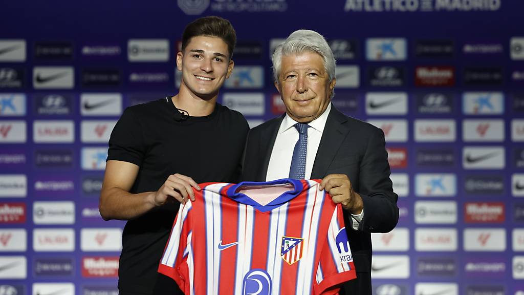 Der teuerste Transfer dieses Sommers: Atlético Madrids Präsident Enrique Cerezo freut sich über den Zuzug von Julian Alvarez