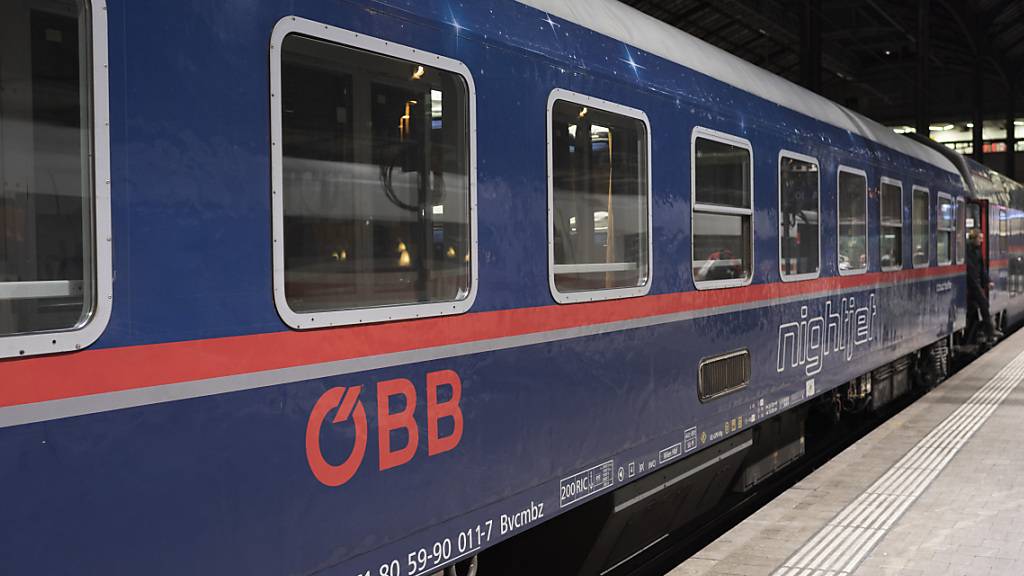 Die Arlbergstrecke wird ab Montagmittag planmässig wieder für den Zugverkehr freigegeben. (Archivbild)