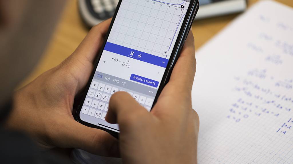 In den Schulen der Stadt Chur gilt derzeit die Regel, dass private mobile Geräte während des Unterrichts und der Pausen nicht sichtbar oder hörbar sein dürfen (Symbolbild)