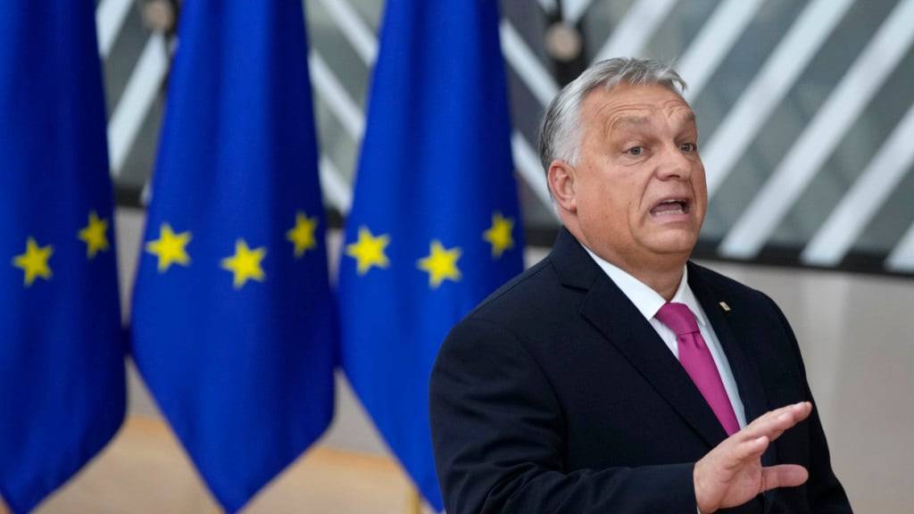 ARCHIV - Viktor Orban, Ministerpräsident von Ungarn, trifft zu einem EU-Gipfel im Gebäude des Europäischen Rates ein und spricht mit Medien. Foto: Virginia Mayo/AP/dpa