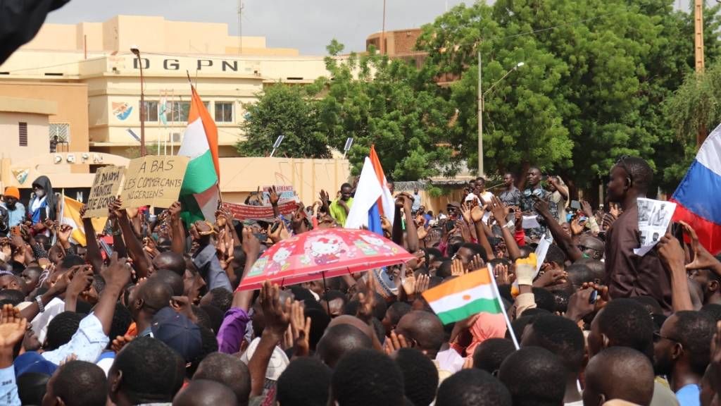Demonstranten zeigen in Nigers Hauptstadt Niamey ihre Unterstützung für die Putschisten. Foto: Djibo Issifou/dpa