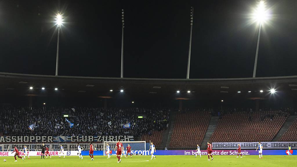 Die Einkesselung von rund 500 GC-Fans vor dem Derby am Samstag soll ein juristisches Nachspiel haben. Die Zürcher Staatsanwaltschaft prüft die Anzeige eines Anwalts, unter anderem wegen mehrfacher Freiheitsberaubung. (Symbolbild)