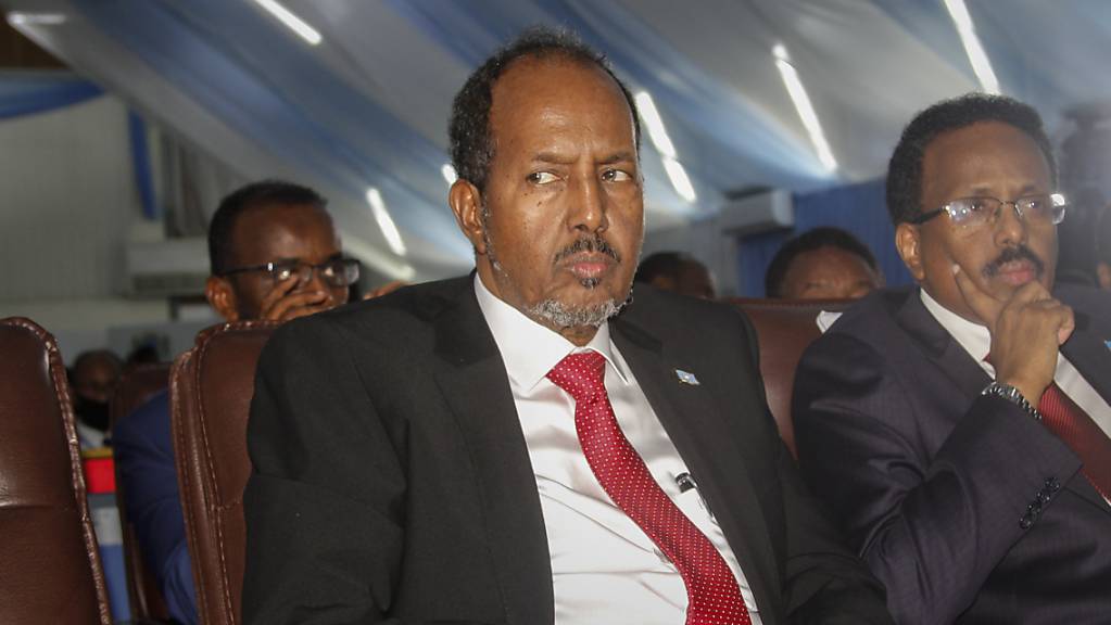 Somalias früherer Präsident Hassan Sheik Mohamud (vorne, l) ist am Sonntag zum neuen Staatschef des ostafrikanischen Krisenstaates Somalia gewählt worden. Foto: Farah Abdi Warsameh/AP/dpa