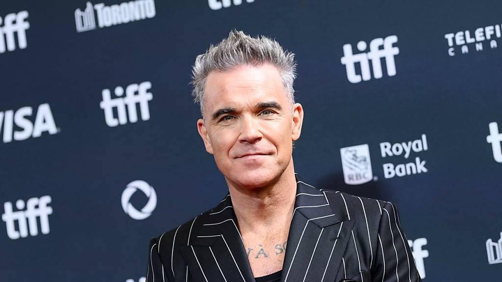 ARCHIV - Robbie Williams besucht die Premiere von «Better Man» während des 2024 Toronto International Film Festivals. Foto: Christopher Katsarov/The Canadian Press/AP/dpa