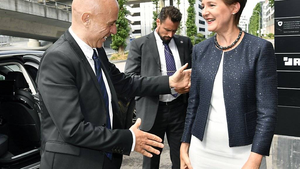 Bundesrätin Simonetta Sommaruga begrüsst den italienischen Innenminister Marco Minniti zu einem Arbeitstreffen im Testbetrieb für beschleunigte Asylverfahren in Zürich.